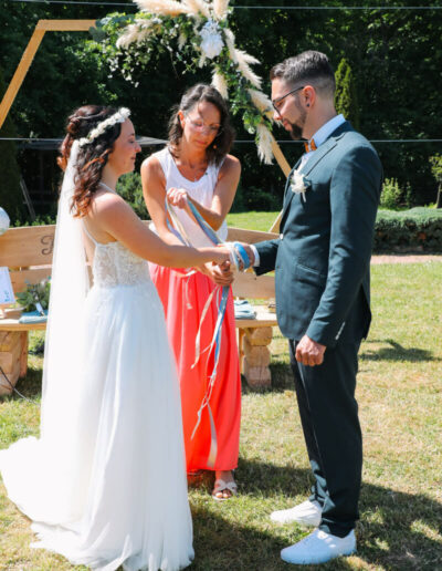 Braut und Bräutigam zusammen mit Mandy Römer beim Handfasting.