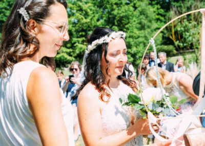Hochzeitsrednerin Mandy Römer mit Braut beim Ahnenritual