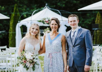 Gruppenfoto vom glücklichen Team: Braut, Mandy Römer und Bräutigam